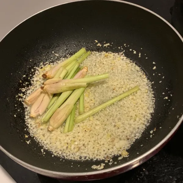 Masukkan bawang putih. Tumis hingga wangi. Kemudian masukkan sereh.