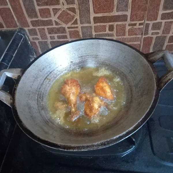 Panaskan minyak secukupnya lalu goreng ayam sampai harum dan keemasan.