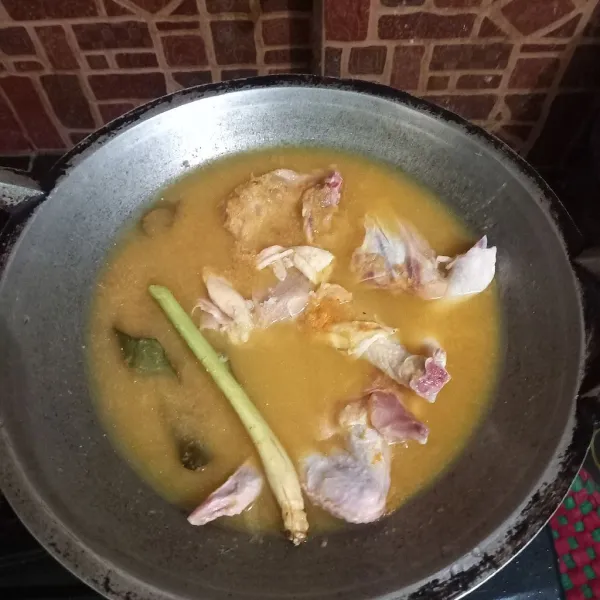 Campurkan bumbu ungkep dan ayam dalam wajan lalu tambahkan air sekitar 250-300 ml, tutup wajan lalu masak sampai air menyusut.