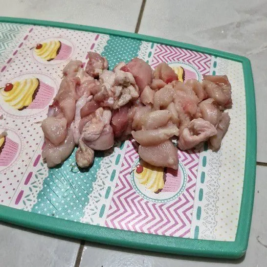 Potong ayam berbentuk dadu.