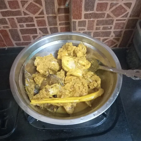 Sisihkan ayam beserta endapan bumbu ungkepnya ke wadah biarkan sebentar sampai ayam tidak berasap lagi.