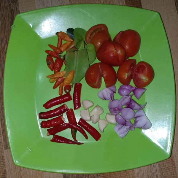 Potong-potong tomat, cabai besar, bawang merah dan bawang putih