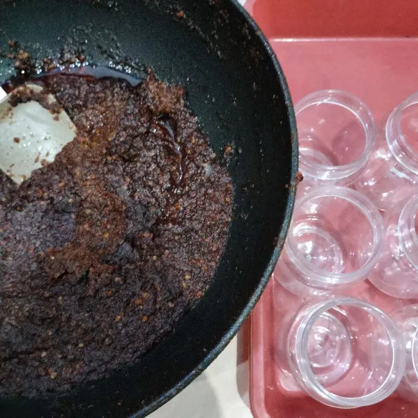 Kemudian setelah matang siap kan tempat dan sambal ikan roa siap jadi stok di rumah