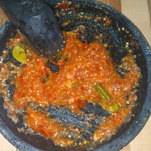 Uleg sambal sampai tingkat kehalusan yg diinginkan,koreksi rasa