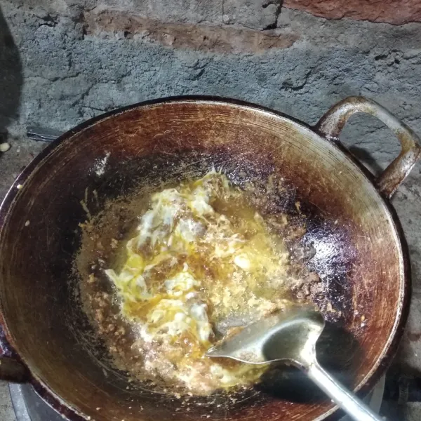 Tumis bumbu halus hingga harum. Tambahkan telur dan aduk rata. Orak arik hingga telur matang.