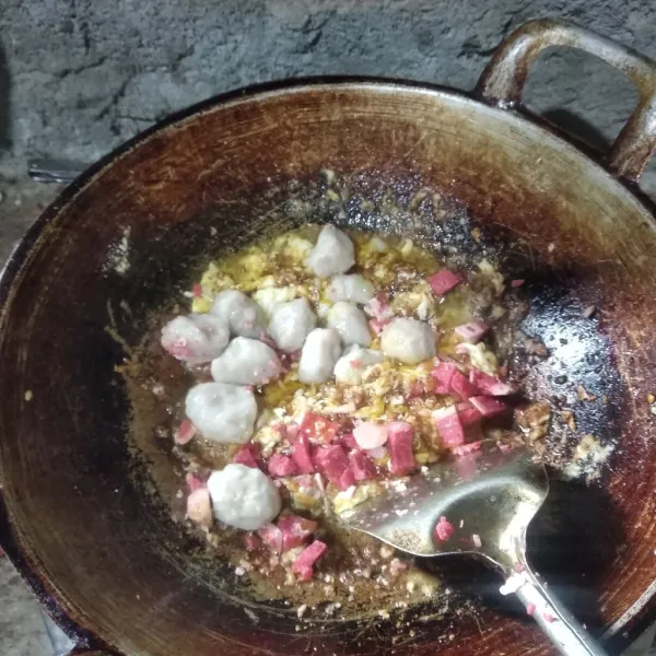 Tambahkan bakso dan sukoi olahan ikan, aduk rata.