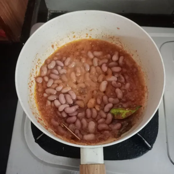 Masukan kacang merah, tumis bersama bumbu.