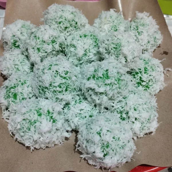 Gulingkan bola- bola klepon ke dalam kelapa parut. Lakukan sampai selesai. Sajikan