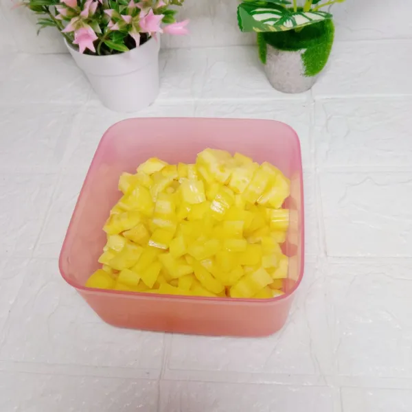 Cuci bersih buah nangka, pisahkan dari bijinya, lalu potong dadu.
