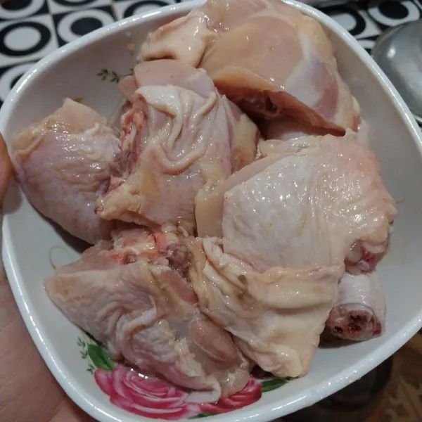 Siapkan potongan ayam yang sebelumnya sudah di marinasi dengan air jeruk nipis dan garam selama 5 menit.