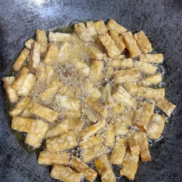 Goreng tempe setengah matang.