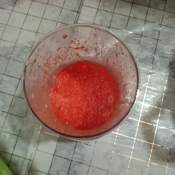 Haluskan cabe mrah, tomat, bawang merah, dan bawang putih