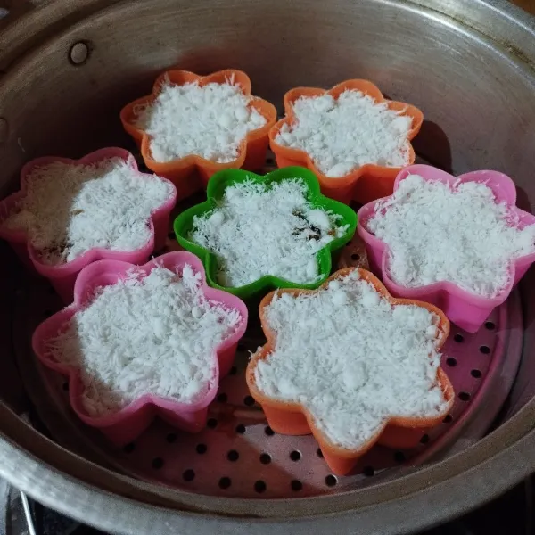 Bisa juga di cetak pakai cetakan.krn dsini daun pisangnya habis.sisanya saya pakai cetakan.oles cetakan dg minyak goreng.lalu masukkan adonan setengah cetakan.lalu tambahkan gula merah.tutup dg adonan lagi.lalu kukus sampai matang.15-20 mnt.angkat sajikan.
