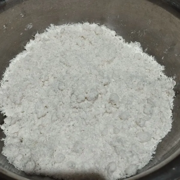 Tambahkan air sedikit demi sedikit sambil diaduk dg tangan.sampai teoung lembab.samoaintidak ada tepung yg bergerindil.jangan sampai adonan basah cukup lembab saja