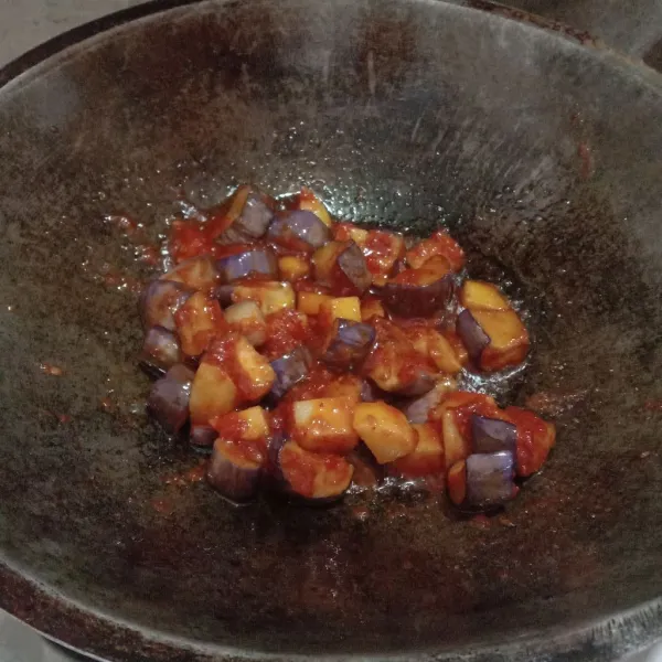 Masukan goreng kentang dan goreng terong, aduk sampai bumbu tercampur rata, masak sampai bumbu meresap, koreksi rasa, lali sajikan