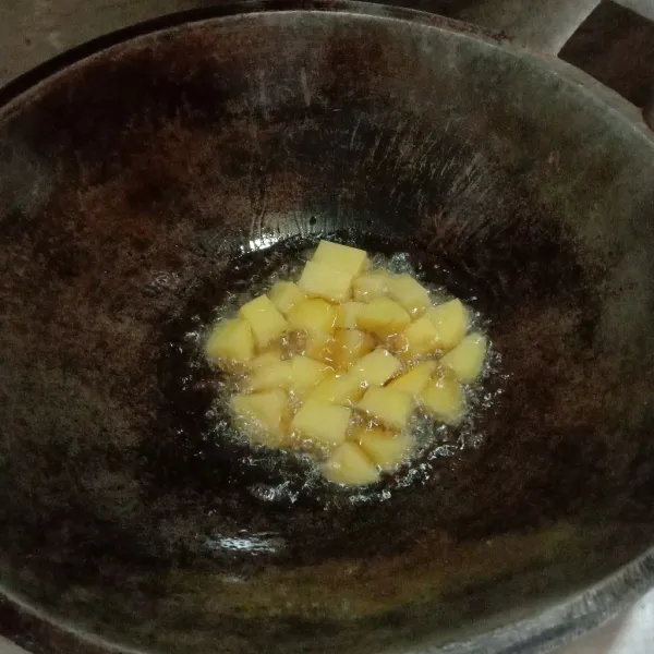 Kupas kentang lalu cuci, kemudian potong dadu lalu goreng kentang sampai matang, angkat dan tiriskan