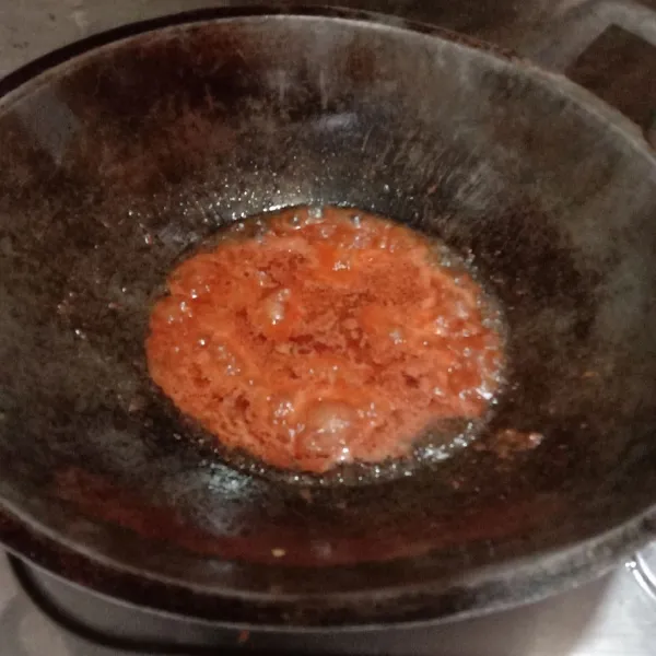 Tumis bumbu halus, tambahkan gula pasir, garam, kaldu bubuk, penyedap, dan merica, masak sampai bumbu matang