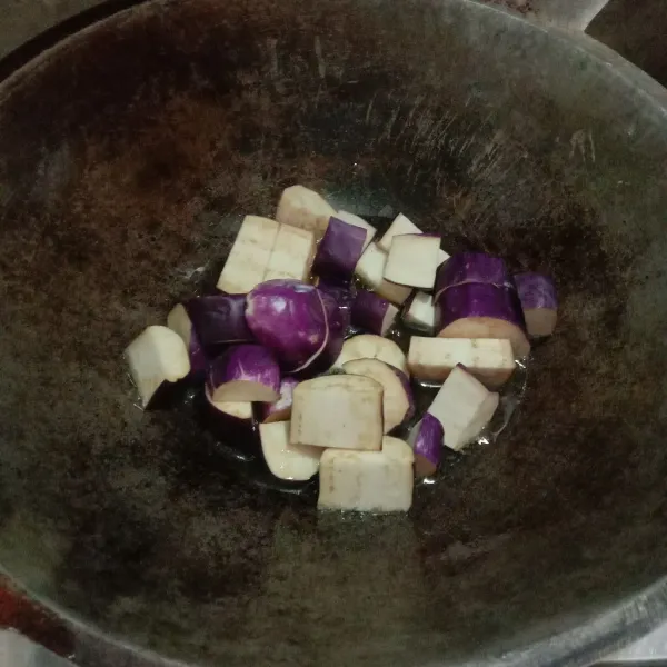 Cuci terong lalu potong sesuai selera, kemudian goreng sampai matang, angkat dan tiriskan