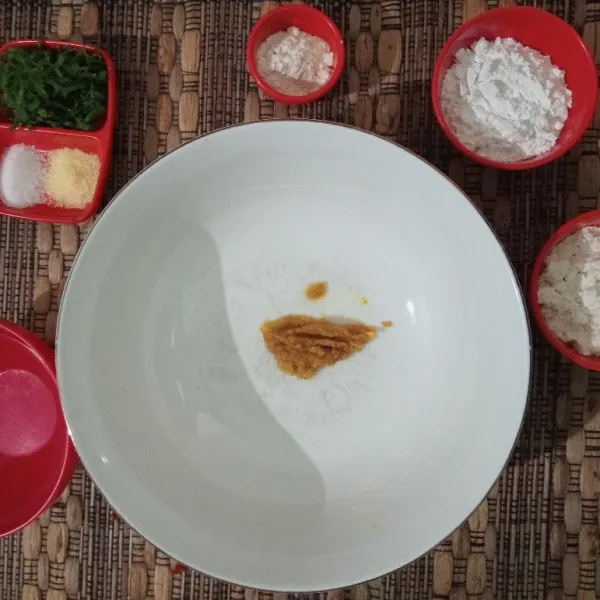 Masukan bumbu halus ke mangkok