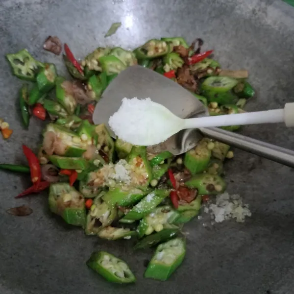 Bumbui dengan garam, penyedap, dan gula. Koreksi rasa. Sajikan.