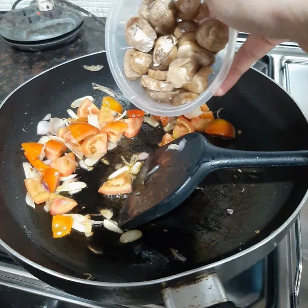 Masukan tomat dan jamur merang masak hingga tomat layu.