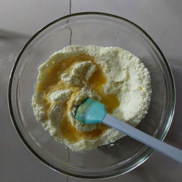 Campur susu, baking powder dan butter, aduk hingga tercampur rata.