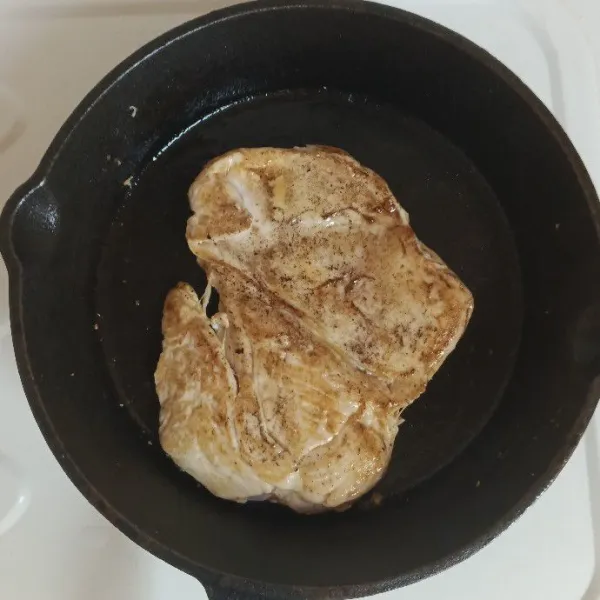 Panggang dada ayam sampai matang.