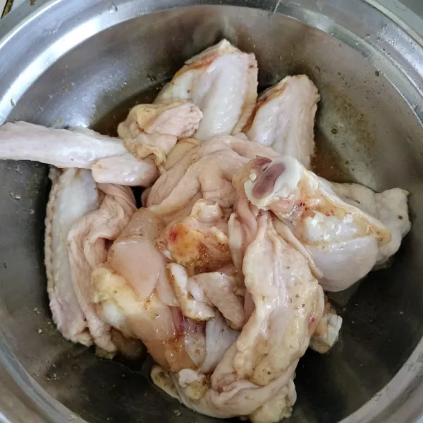 Cuci bersih sayap ayam lalu marinasi dengan bumbunya ,diamkan selama 30 menit.