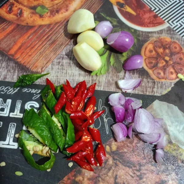 Iris bawang dan cabe.