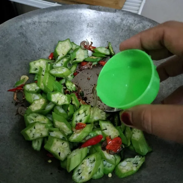 Tambahkan air, aduk rata hingga okra sedikit lunak.