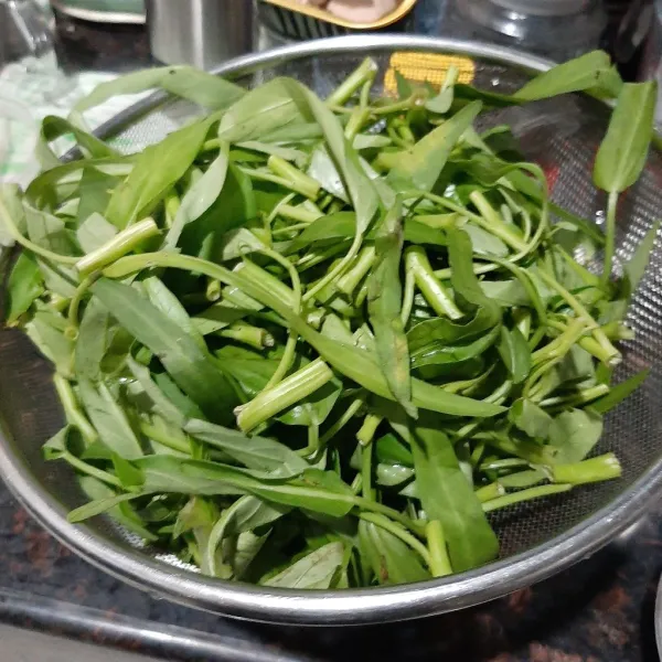 Cuci kangkung belah batang kangkung.