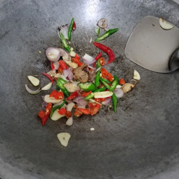 Masukkan irisan cabai, tumis sampai cabe layu.