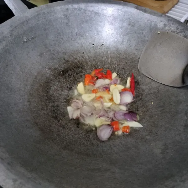 Panaskan minyak,tumis bawang sampai harum.