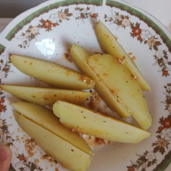 Angkat kentang yang sudah matang. Beri bumbu barbeque. Panggang dalam air fryer selama 20 menit suhu 200 derajat celcius.