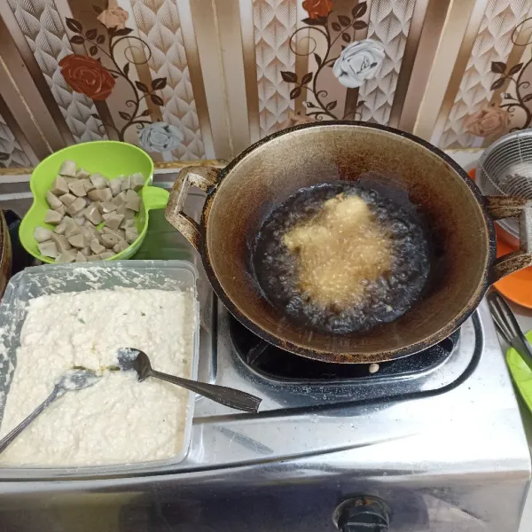 Ambil 1 sdm adonan lalu isi dengan bakso, bulatkan menggunakan sendok. Lalu goreng hingga kecoklatan. Angkat dan tiriskan. Sajikan bersama saus kesukaan.