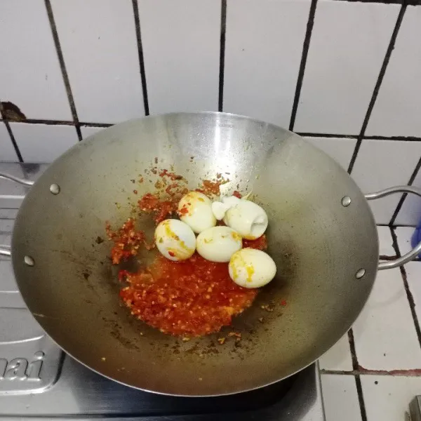 Masukkan telur rebus. Aduk rata. Sajikan.