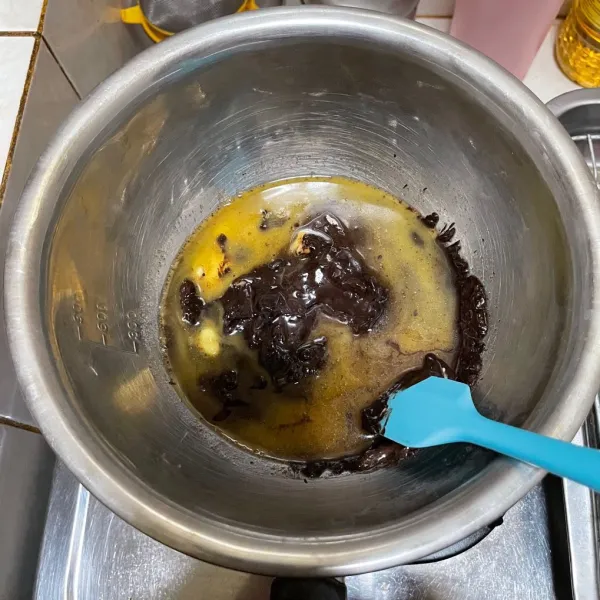 Lelehkan coklat dan margarin dengan cara ditim. Angkat dansisihkan dulu sampai hangat.