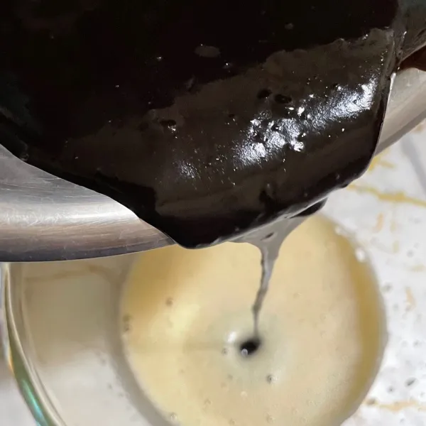 Masukkan lelehan coklat ke dalam adonan telur, aduk rata.