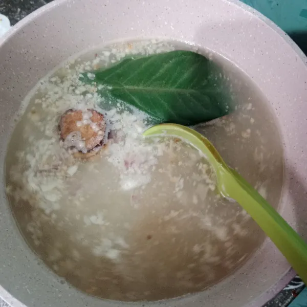 Didihkan air, masukkan bumbu halus, lengkuas geprek dan daun salam. Masak hingga bau langu kencur memudar.