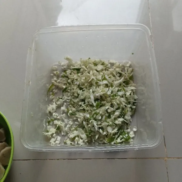 Iris - iris kecil kol,daun bawang dan seledri. Cuci bersih.