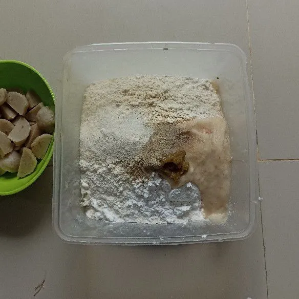 Campurkan tepung terigu, tepung tapioka, dao bawang yang telah diblender halus, garam, kaldu jamur dan lada bubuk. Aduk merata.