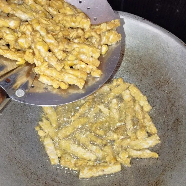 Potong tempe sesuai selera lalu goreng setengah matang.