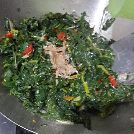 Masukkan ikan teri lalu tuangi air,masak hingga mendidih, koreksi rasa dan sajikan.