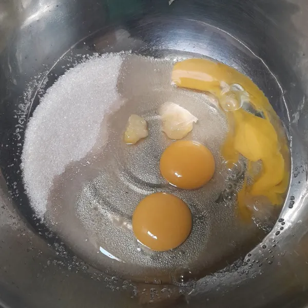 Masukan  ke dalam wadah telur, sp, gula pasir, dan vanili.