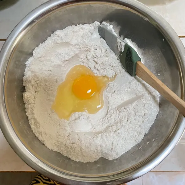 Campur semua tepung, garam, telur dalam mangkuk.