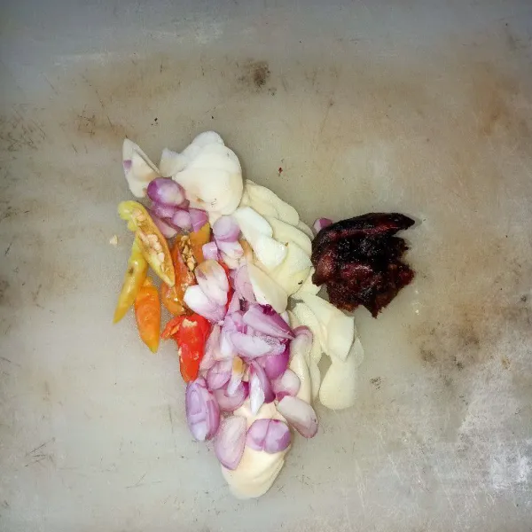 Iris-iris bawang merah, bawang putih dan cabai rawit.