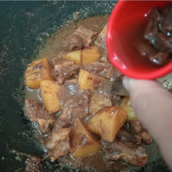 Terakhir tuang larutan air asam jawa kemudian masak sampai daging dan kentang empuk lalu tes rasa dan sajikan selagi hangat.