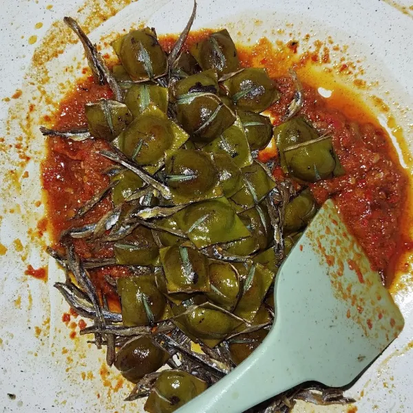 Tunggu cabe agak dingin kemudian masukkan petai dan Teri aduk hingga tercampur.