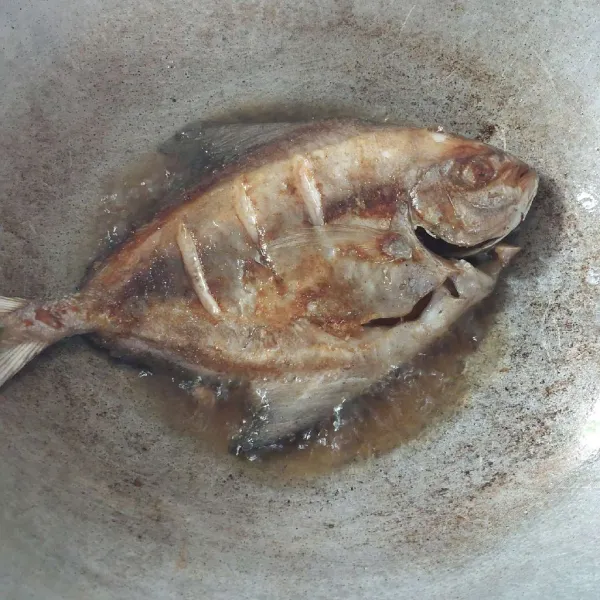 Bersihkan ikan bawal. Marinasi minimal 30 menit, lalu goreng hingga matang.