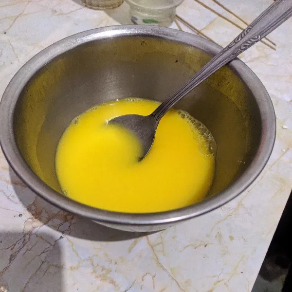Kocok lepas telur,lalu tambahkan garam, lada, dan penyedap rasa.
